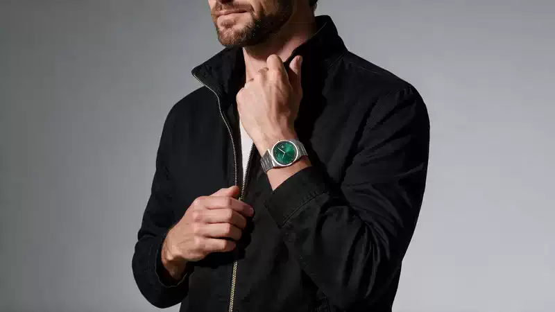Movado BOLD Quest Green en muñeca masculina con chaqueta negra 