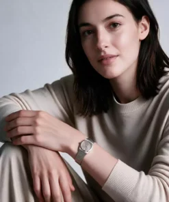 Mujer con el MOVADO BOLD Quest Mini 3601290 colocado en la muñeca, mostrando su tamaño de 28 mm