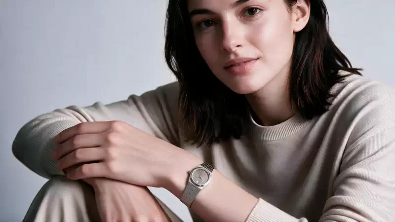 Reloj de mujer MOVADO BOLD Quest Mini 3601290 de 28 mm en acero con esfera gris y agujas doradas