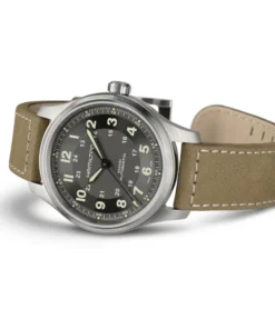 Reloj Hamilton Khaki Field Titanium Auto H70545550 de 42 mm visto en perspectiva con correa de cuero marrón
