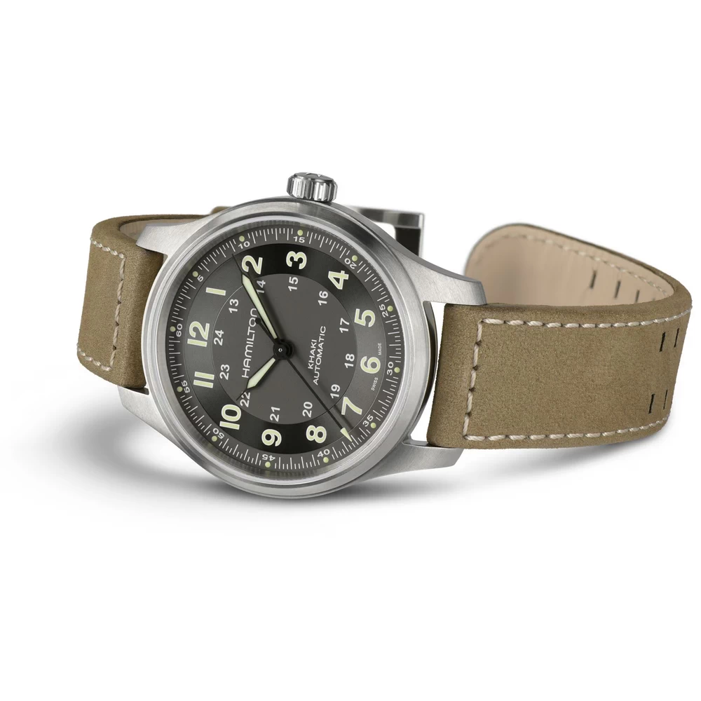 Reloj Hamilton Khaki Field Titanium Auto H70545550 de 42 mm visto en perspectiva con correa de cuero marrón