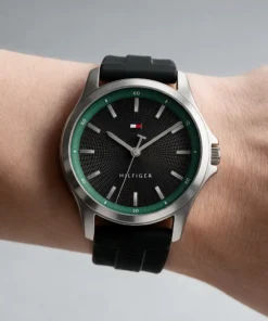 Reloj Tommy Hilfiger Bruce 1710739 con esfera negra y correa de silicona negra