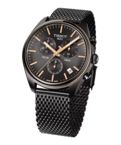 Vista lateral del reloj Tissot PR 100 Chronograph con caja negra, detalles en oro rosa y malla metálica.
