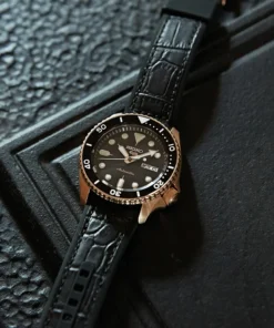 Reloj Seiko 5 Sports SRPD76 automático, caja color oro rosa y esfera negra (vista 3)