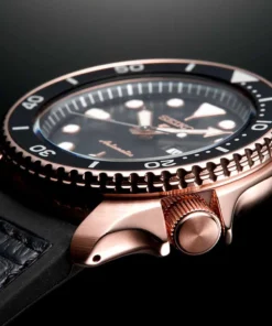 Reloj Seiko 5 Sports SRPD76 automático, caja color oro rosa y esfera negra (vista 4)