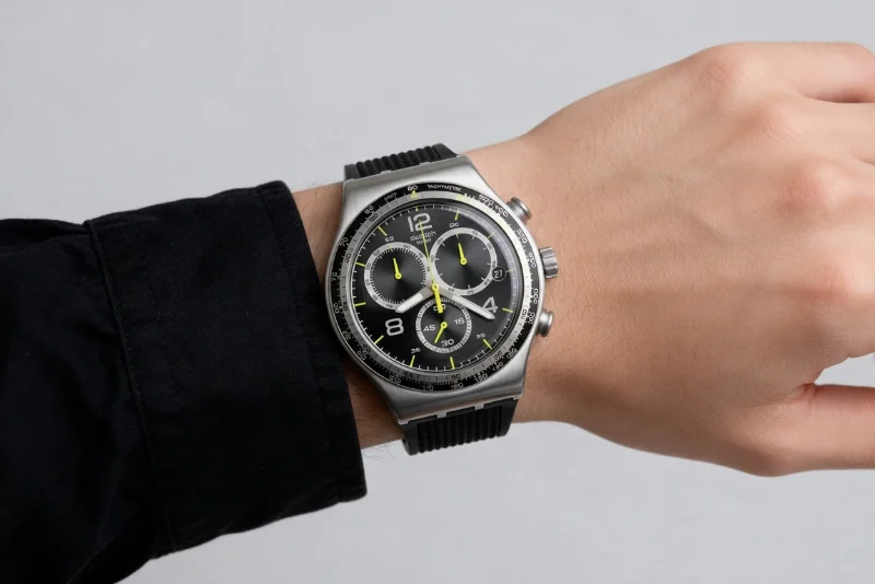 Swatch Irony Chrono Sprinkled Water YVS411C en la muñeca Swatch Irony Chrono Sprinkled Water YVS411C en la muñeca, con camisa negra