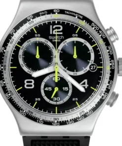 Primer plano de la esfera negra del Swatch YVS411C, con tres contadores, fecha y agujas del cronógrafo verde lima