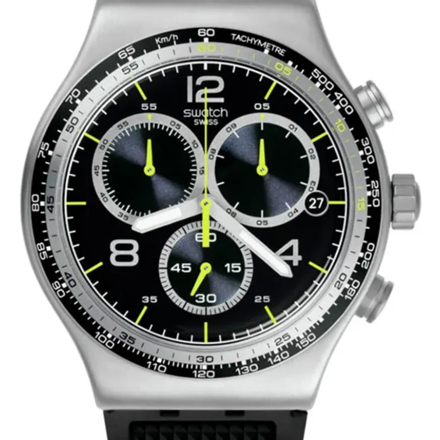 Primer plano de la esfera negra del Swatch YVS411C, con tres contadores, fecha y agujas del cronógrafo verde lima