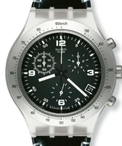 Primer plano de la esfera negra del Swatch SVCK4000AG, con tres contadores, fecha y números blancos
