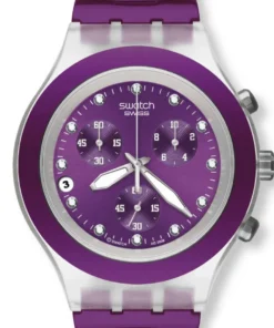 Primer plano de la esfera violeta del Swatch SVCK4048AG, con tres contadores, marcas plateadas y fecha a las 9