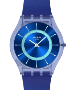 Primer plano de la esfera azul del Swatch SS08I100, con cepillado solar, aro celeste y agujas blancas