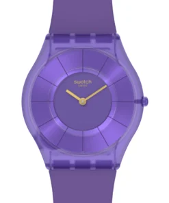 Primer plano de la esfera violeta del Swatch SS08V103, con doce líneas horarias y agujas doradas