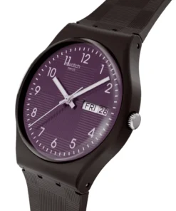 Swatch Weaving Wonders SO28C700 visto en diagonal, con la esfera violeta rayada y la ventana de día y fecha