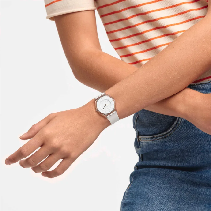 Swatch Skin White Classiness SS08K102-S14 en la muñeca Swatch Skin White Classiness SS08K102-S14 en la muñeca, con remera a rayas y jean