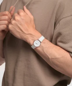 Hombre con remera color topo usando el Swatch Skin White Classiness SS08K102-S14