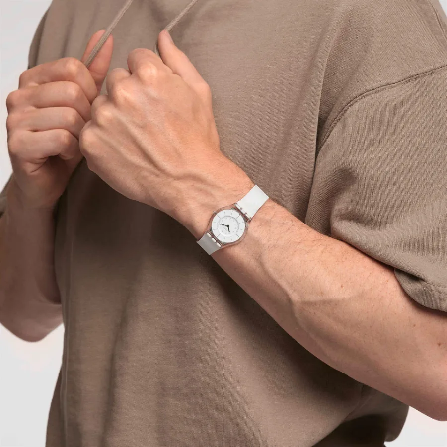 Hombre con remera color topo usando el Swatch Skin White Classiness SS08K102-S14