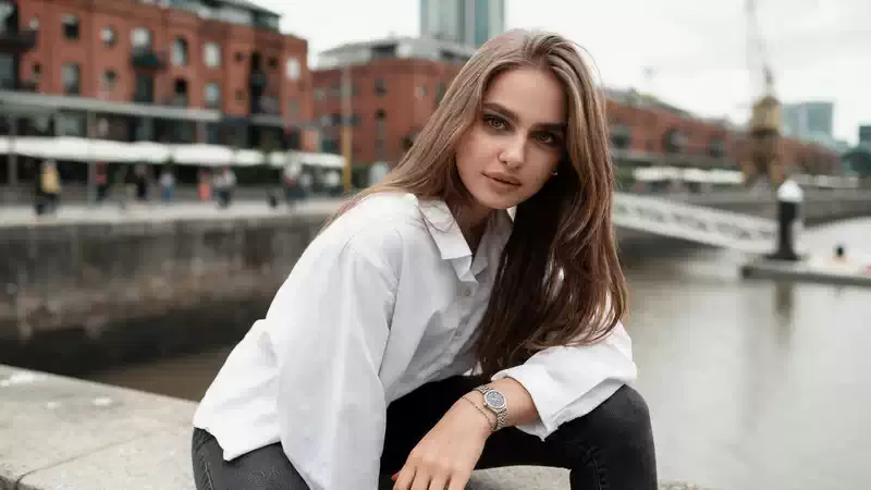 Reloj Mujer Tissot Ballade 34mm T156.210.11.041.00 Mujer luciendo un Tissot BalladeT156.210.11.041.00 de esfera azul con camisa blanca y jean