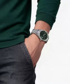 Hombre luciendo el Tissot Ballade de esfera verde en la muñeca.