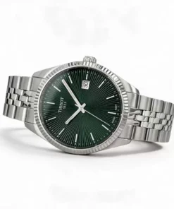 Vista apaisada del Tissot Ballade para hombre con malla de acero y esfera verde.