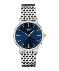 Vista frontal del reloj Tissot Everytime 34 mm T143.210.11.041.00 con esfera azul, en UNITIME Argentina