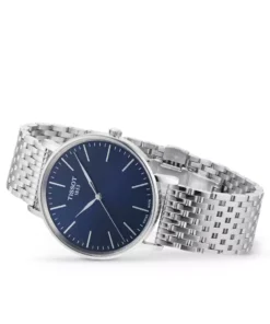 Tissot Everytime T143.210.11.041.00 apoyado de lado, con malla de acero abierta, en UNITIME Argentina