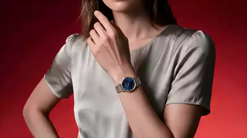 RELOJ TISSOT MUJER T143.210.11.041.00 en el Showroom de Unitime Argentina Mujer con vestido beige luciendo el Tissot Everytime azul T143.210.11.041.00 de UNITIME Argentina