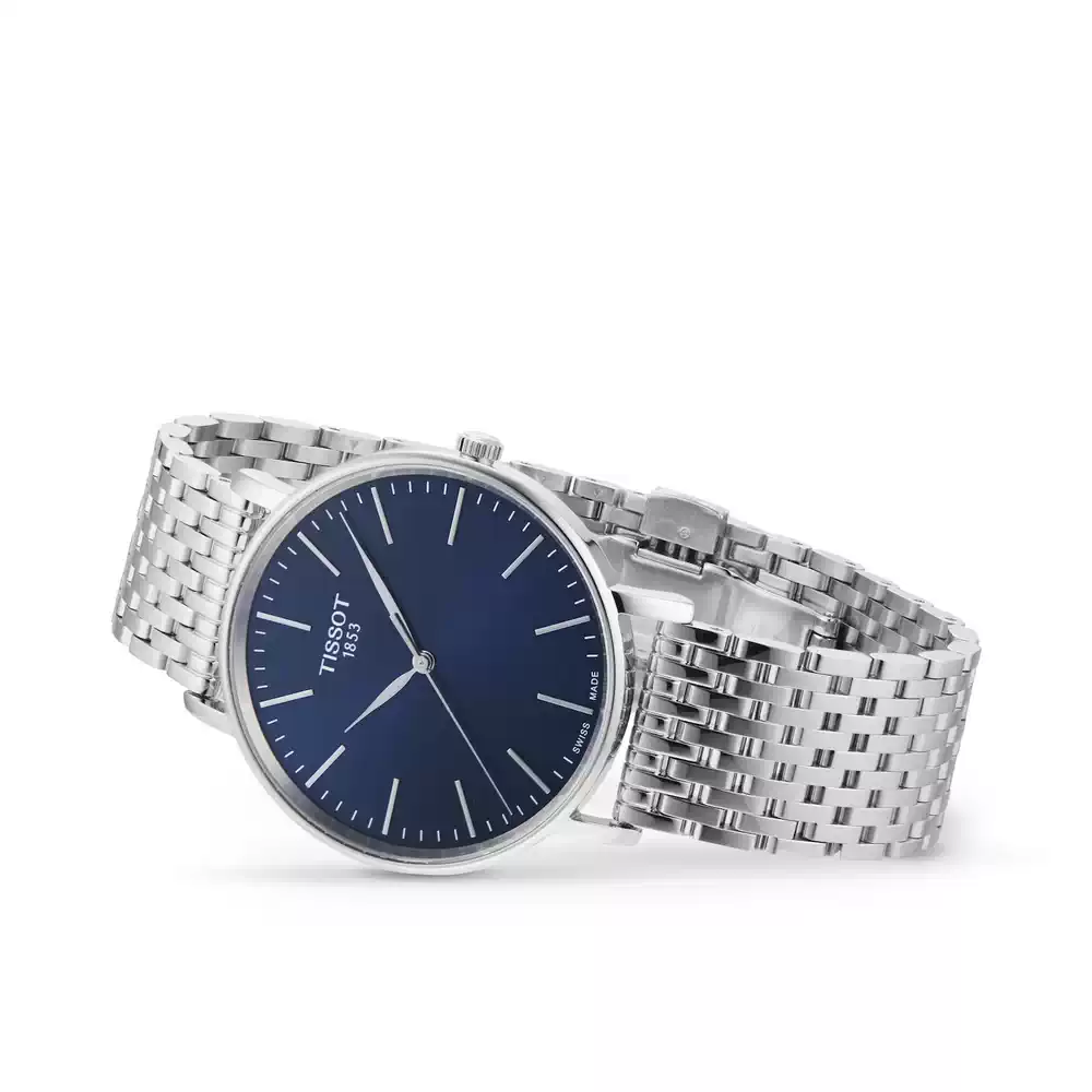 Tissot Everytime T143.210.11.041.00 apoyado de lado, con malla de acero abierta, en UNITIME Argentina