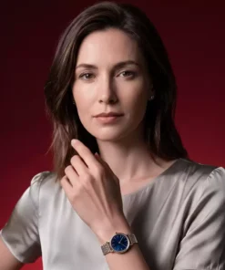 mujer con el reloj Tissot Everytime 34 mm T143.210.11.041.00 en la muñeca, en el Showroom de UNITIME Argentina