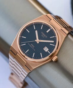 Primer plano del Tissot PRX T137.407.33.041.00 con esfera azul cuadriculada y caja color oro rosa