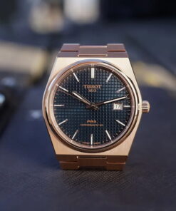 Vista frontal del Tissot PRX Powermatic 80 con esfera azul, índices aplicados y acabado color oro rosa
