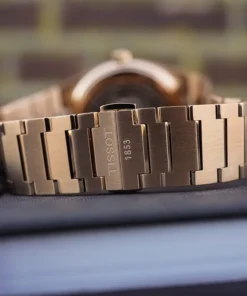 Detalle del cierre mariposa y la malla integrada de acero con PVD color oro rosa del Tissot PRX