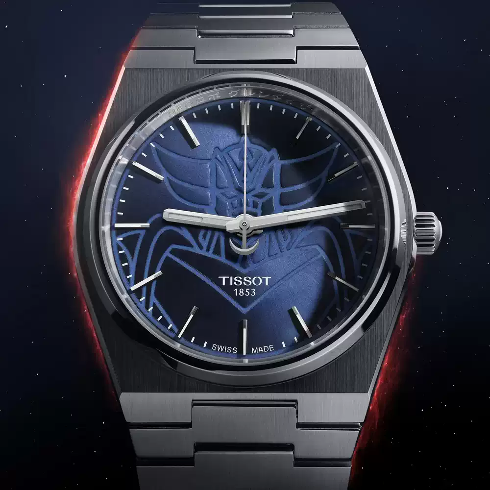 Vista frontal del reloj automático de acero con esfera azul y figura de Grendizer integrada en el diseño