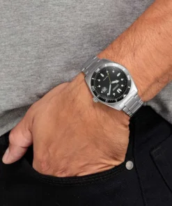 Citizen AW1760-81E negro y acero en la muñeca