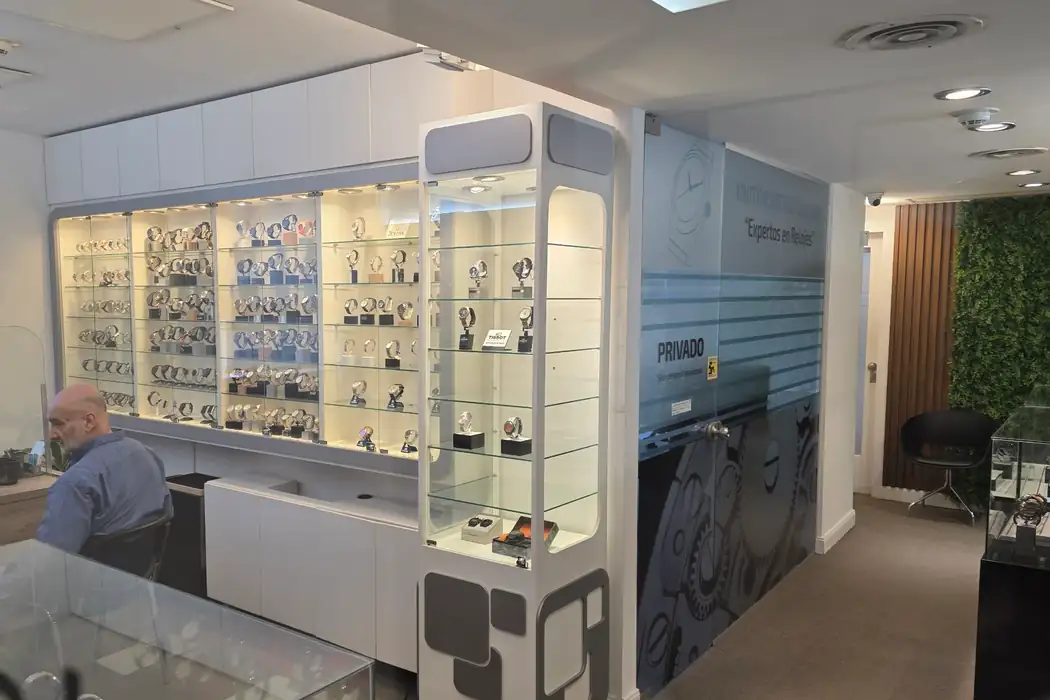 Showroom de Unitime Argentina en el Edificio SAFICO: vitrinas de relojes organizadas por marca y escritorio de atención