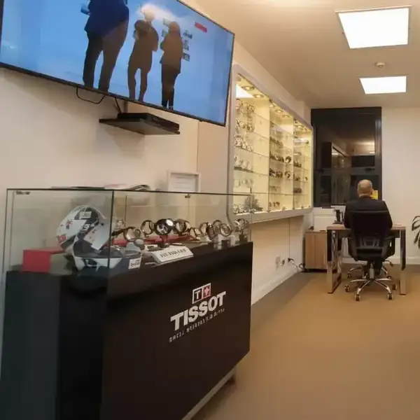 Interior del Showroom de Unitime Argentina: vitrina Tissot y vitrinas de relojes junto al escritorio de atención